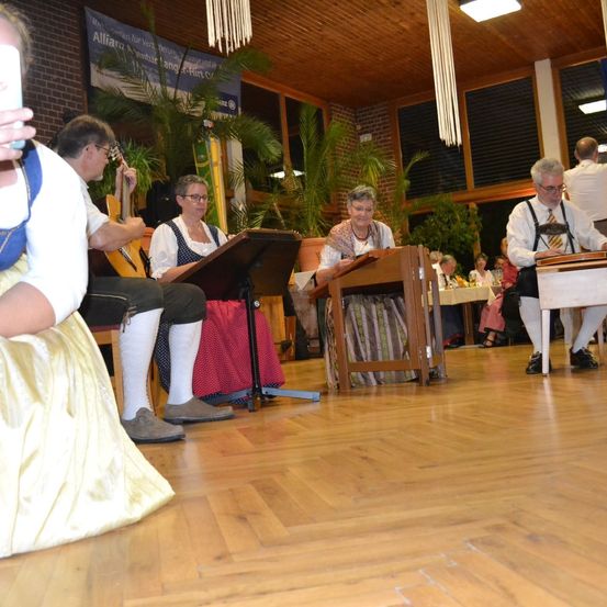 Bild enthält, Floor, Flooring, Wood, Hardwood, Dress, Plywood, Formal Wear, Gown, Bride, Person
