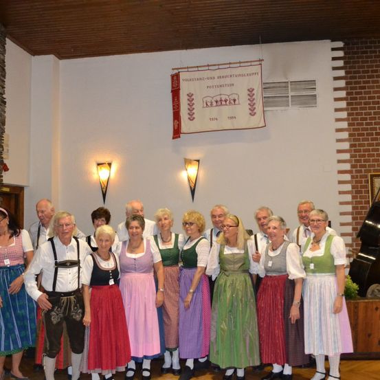 Bild enthält, Skirt, Costume, Person, Dress, Portrait, People, Adult, Male, Man, Formal Wear