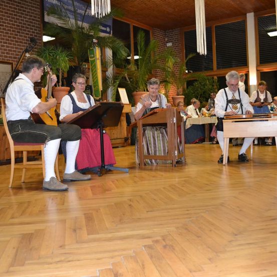 Bild enthält, Floor, Flooring, Hardwood, Wood, Plywood, Interior Design, Restaurant, Cafeteria, Man, Person