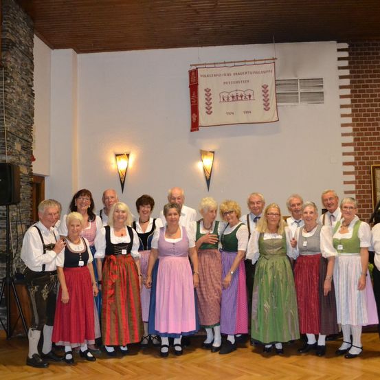 Bild enthält, Costume, Person, People, Dress, Portrait, Skirt, Wood, Formal Wear, Speaker, Plant