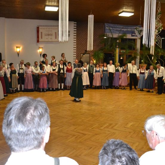 Bild enthält, Floor, Flooring, People, Person, Wood, Adult, Male, Man, Boy, Child