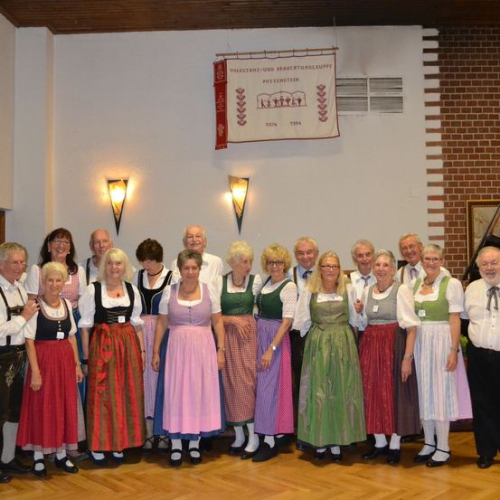 Bild enthält, Costume, Person, People, Portrait, Skirt, Dress, Adult, Male, Man, Speaker