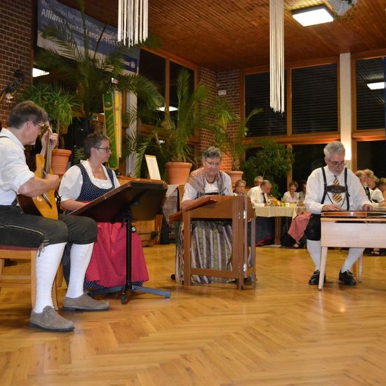Bild enthält, Wood, Floor, Flooring, Hardwood, Plywood, Interior Design, Restaurant, Shoe, Man, Person