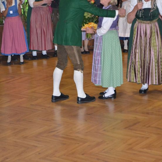Bild enthält, Floor, Flooring, Wood, Hardwood, Skirt, Shoe, Person, Dress, Interior Design, Wristwatch
