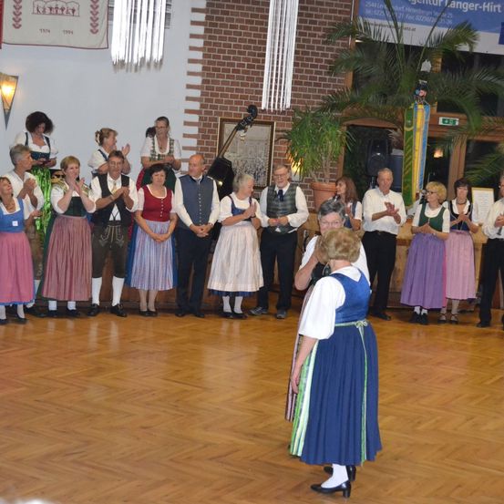 Bild enthält, Floor, Flooring, Dress, Wood, Hardwood, Formal Wear, Person, People, Glasses, Shoe
