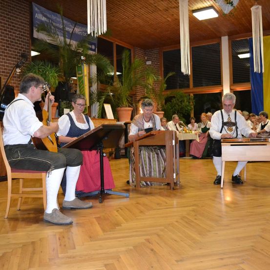 Bild enthält, Floor, Flooring, Wood, Hardwood, Plywood, Cafeteria, Restaurant, Adult, Man, Person