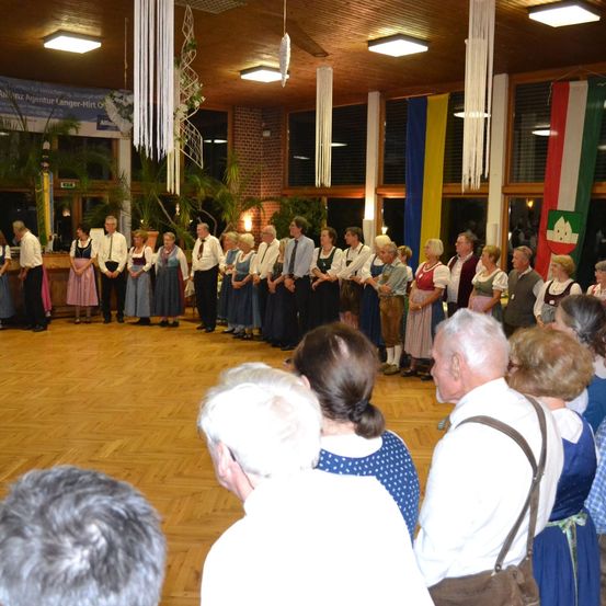 Bild enthält, People, Person, Adult, Male, Man, Flooring, Child, Female, Girl, Reception Room