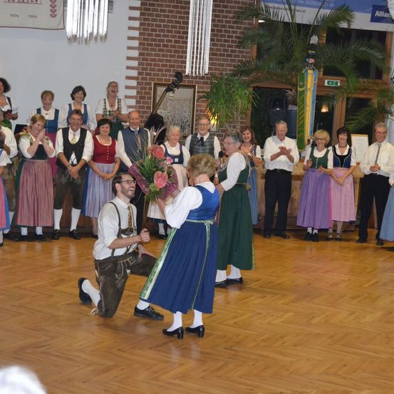 Bild enthält, Floor, Flooring, Hardwood, Wood, Dress, Person, Adult, Male, Man, People
