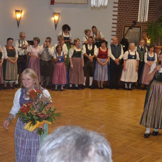 Bild enthält, Flower, Flower Arrangement, Dress, Flower Bouquet, Formal Wear, Person, Flooring, Wood, Adult, Woman