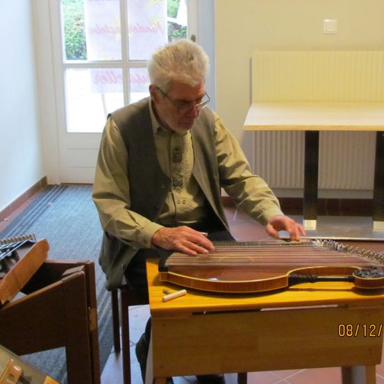 Bild enthält, Wood, Plywood, Adult, Male, Man, Person, Hardwood, Floor, Flooring, Musical Instrument