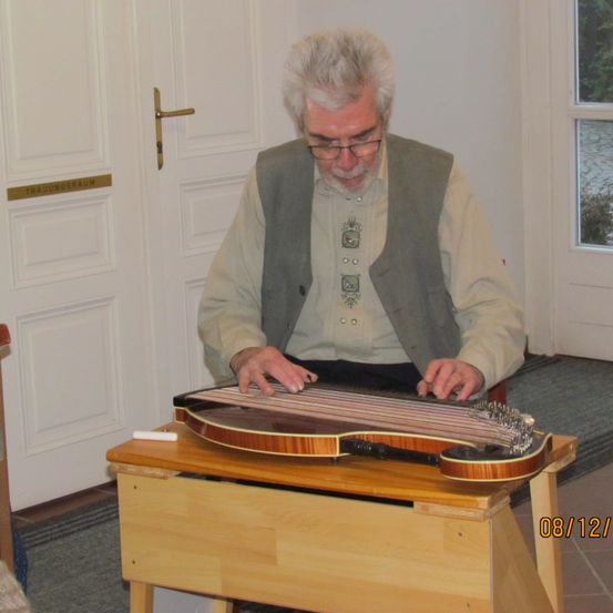 Bild enthält, Plywood, Wood, Adult, Male, Man, Person, Lute, Musical Instrument, Face, Hardwood