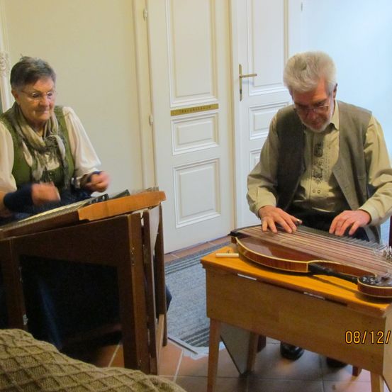 Bild enthält, Wood, Plywood, Adult, Male, Man, Person, Musical Instrument, Lute, Face, Guitar