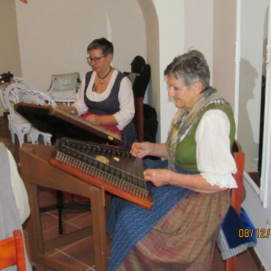Bild enthält, Wood, Person, Adult, Male, Man, Musical Instrument, Plywood, Face, Grand Piano, Piano