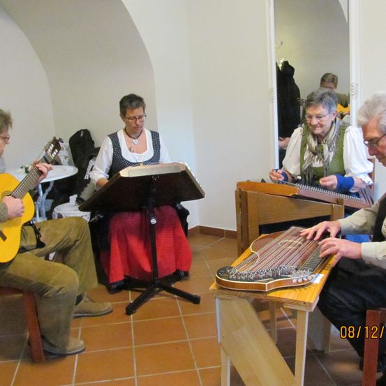 Bild enthält, Wood, Person, Adult, Male, Man, Plywood, Female, Woman, Guitar, Flooring