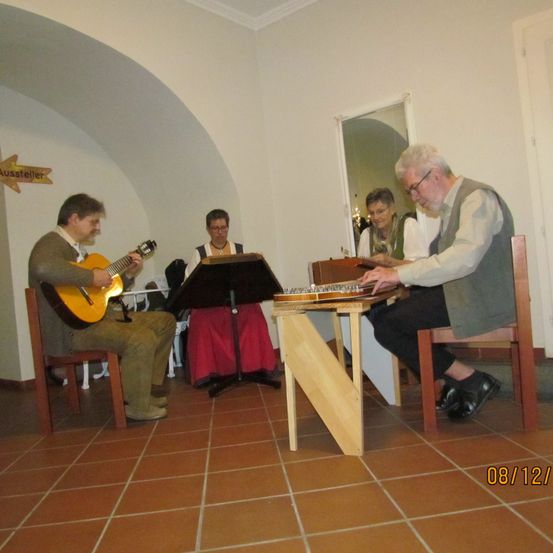 Bild enthält, Floor, Flooring, Plywood, Wood, Guitar, Adult, Male, Man, Person, Chair