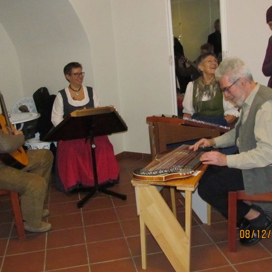 Bild enthält, Plywood, Wood, Adult, Male, Man, Person, Guitar, Musical Instrument, Flooring, Face