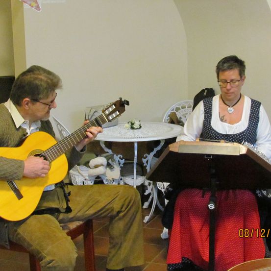 Bild enthält, Adult, Male, Man, Person, Guitar, Musical Instrument, Lute, Wood, Face, Plywood