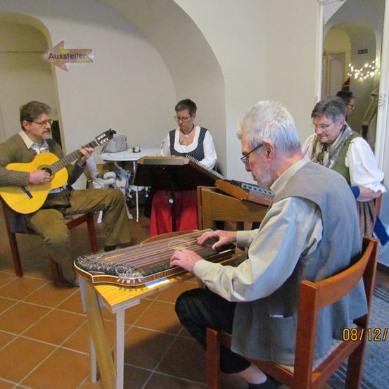 Bild enthält, Floor, Flooring, Guitar, Adult, Male, Man, Person, Wood, Chair, Guitarist