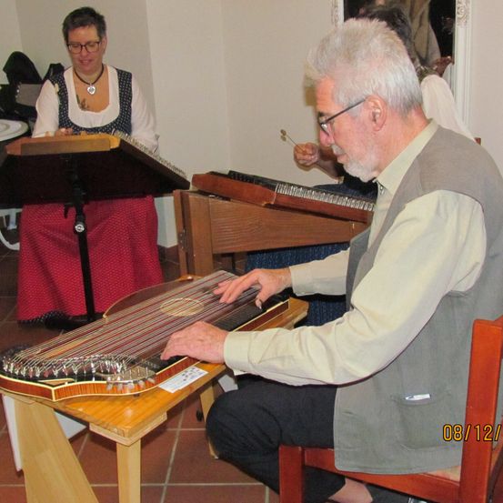 Bild enthält, Wood, Plywood, Person, Adult, Male, Man, Musical Instrument, Face, Chair, Lute