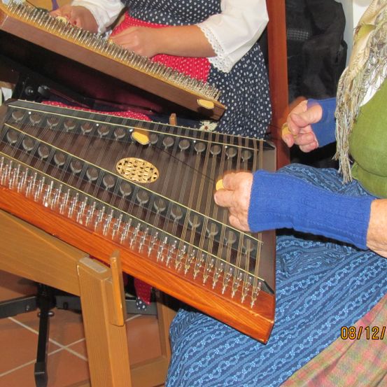 Bild enthält, Person, Wood, Baby, Musical Instrument, Lute, Face, Head