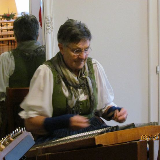 Bild enthält, Person, Wood, Face, Head, Musical Instrument, Body Part, Finger, Hand, Musician, Performer
