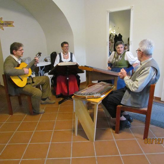 Bild enthält, Floor, Flooring, Wood, Adult, Male, Man, Person, Guitar, Couch, Chair