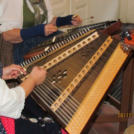 Bild enthält, Person, Lute, Musical Instrument, Wood, Face, Head