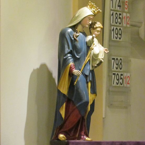 Bild enthält, Figurine, Adult, Female, Person, Woman, Hat, Face, Head, Costume, Cross