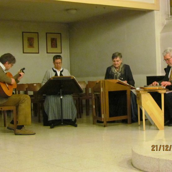 Bild enthält, Plywood, Wood, Adult, Male, Man, Person, Floor, Flooring, Guitar, Crowd