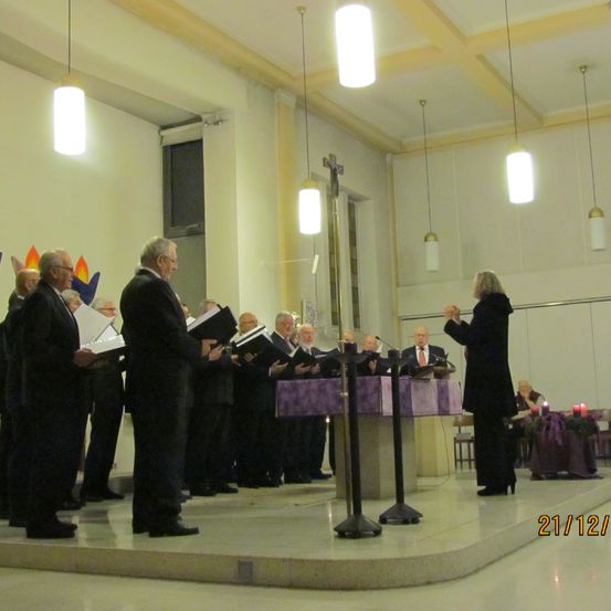 Bild enthält, People, Person, Adult, Male, Man, Floor, Flooring, Crowd, Altar, Building