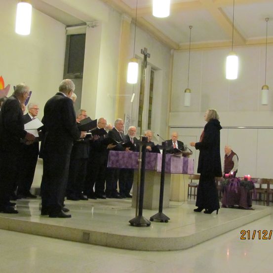 Bild enthält, People, Person, Floor, Flooring, Altar, Adult, Male, Man, Cross, Crowd
