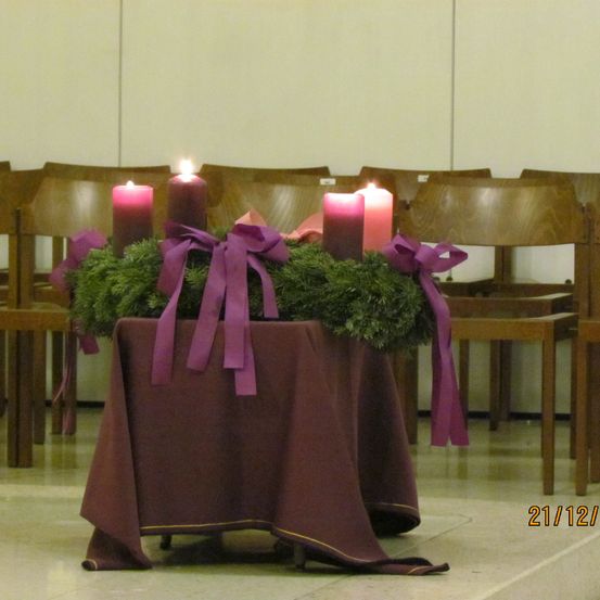 Bild enthält, Altar, Flower, Flower Arrangement, Dining Table, Flower Bouquet, Floor, Flooring, Dining Room, Candle, Wood