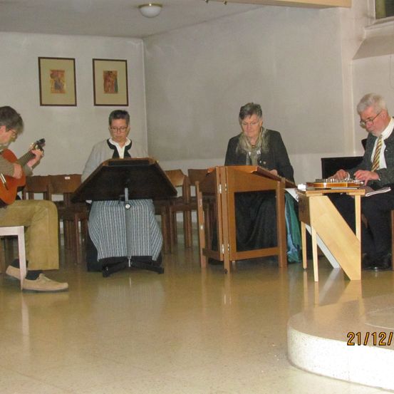 Bild enthält, Floor, Flooring, Plywood, Wood, Adult, Male, Man, Person, Guitar, Face