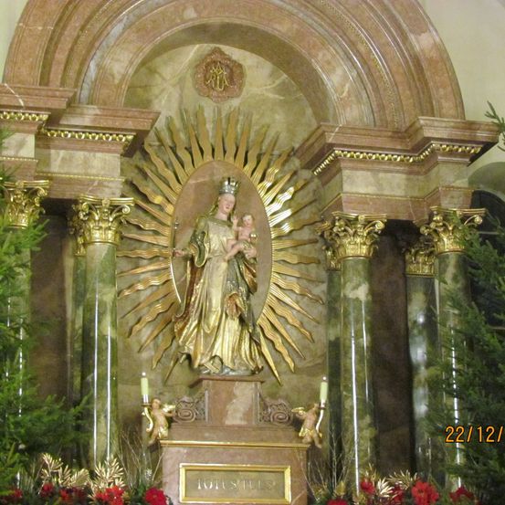 Bild enthält, Altar, Building, Prayer, Adult, Bride, Female, Person, Woman, Monastery, Face
