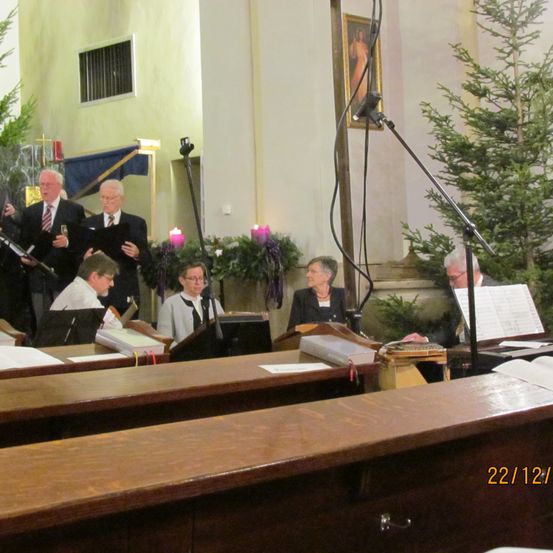 Bild enthält, People, Person, Adult, Male, Man, Microphone, Wood, Indoors, Crowd, Face