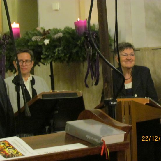 Bild enthält, Adult, Female, Person, Woman, People, Male, Man, Face, Candle, Microphone