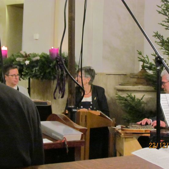 Bild enthält, Plywood, Wood, Microphone, Adult, Male, Man, Person, Face, People, Candle