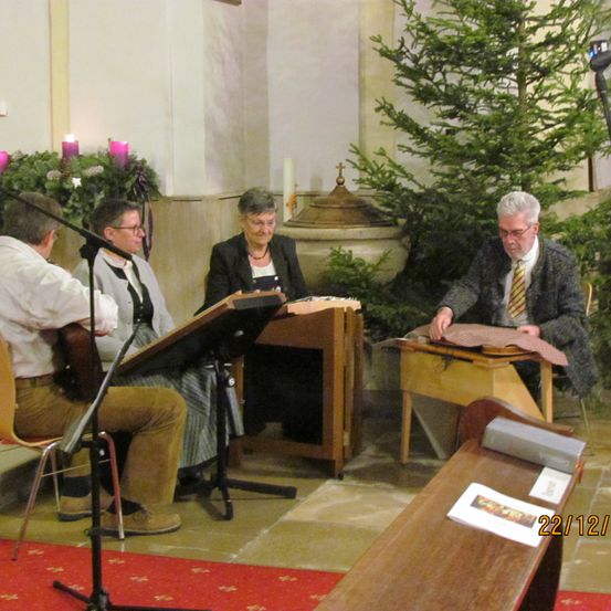 Bild enthält, Microphone, Wood, Plywood, Crowd, Person, Potted Plant, People, Adult, Male, Man