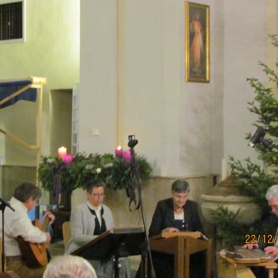 Bild enthält, Potted Plant, Restaurant, Flower Arrangement, Person, Adult, Male, Man, Dining Table, Table, Plywood