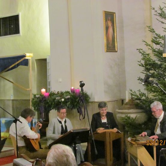 Bild enthält, Potted Plant, Wood, Person, Plywood, Adult, Male, Man, Flower Arrangement, Microphone, Face