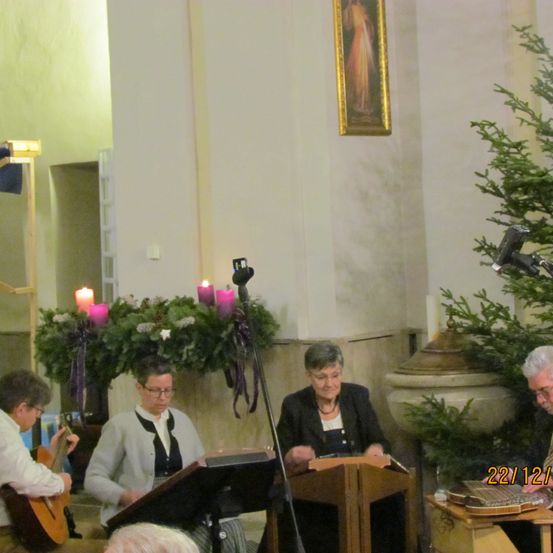 Bild enthält, Potted Plant, Microphone, Person, Adult, Male, Man, Flower Arrangement, Speaker, Candle, People