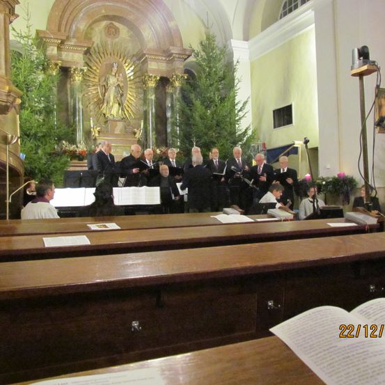 Bild enthält, Altar, Architecture, Building, Church, Prayer, Person, Indoors, Book, Publication, People
