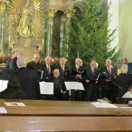 Bild enthält, Adult, Male, Man, Person, Indoors, Altar, People, Musician, Suit, Face