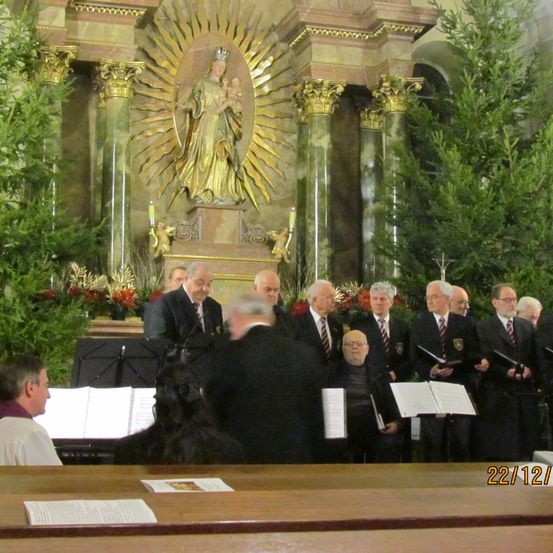 Bild enthält, Altar, Adult, Male, Man, Person, Suit, Music, Musician, Indoors, Face