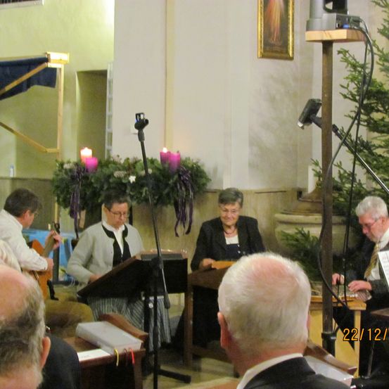 Bild enthält, Microphone, Adult, Male, Man, Person, Female, Woman, Face, Suit, Musical Instrument