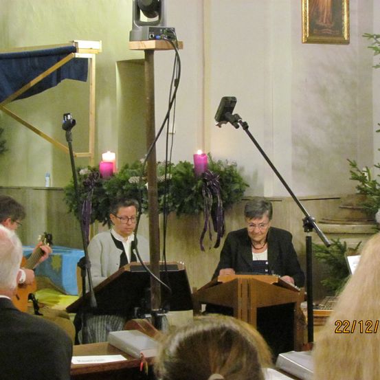 Bild enthält, Microphone, Adult, Male, Man, Person, Suit, Child, Female, Girl, Crowd