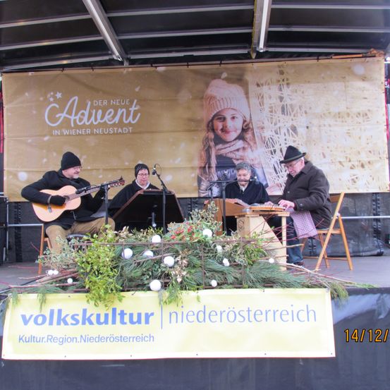 Bild enthält, Person, Guitar, Musical Instrument, Stage, Face, Guitarist, Musician, Performer, Concert, Group Performance