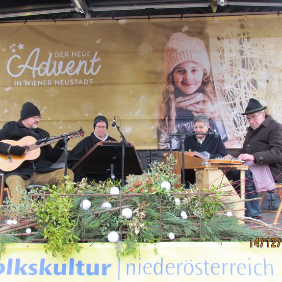 Bild enthält, Adult, Female, Person, Woman, Guitar, Concert, Group Performance, Music Band, Male, Man