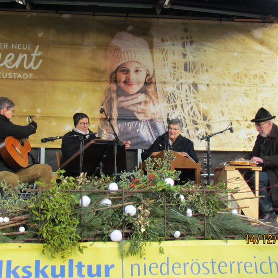 Bild enthält, Adult, Female, Person, Woman, Male, Man, Group Performance, Music Band, Concert, Guitar