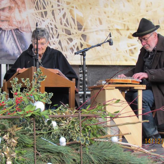 Bild enthält, Hat, Plywood, Wood, Adult, Male, Man, Person, Female, Woman, Coat